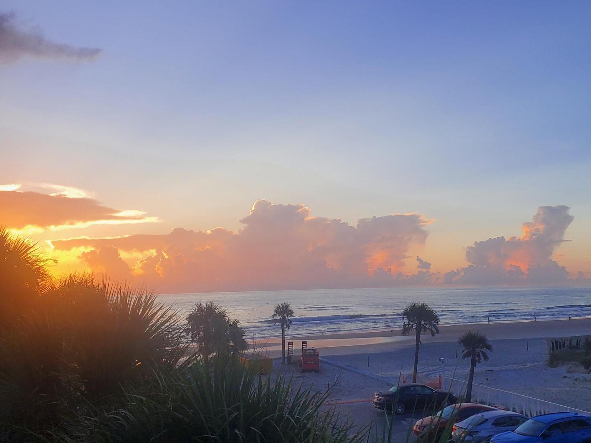 Beachside Bliss Ocean Views & Endless Fun Daytona Beach! Exterior photo